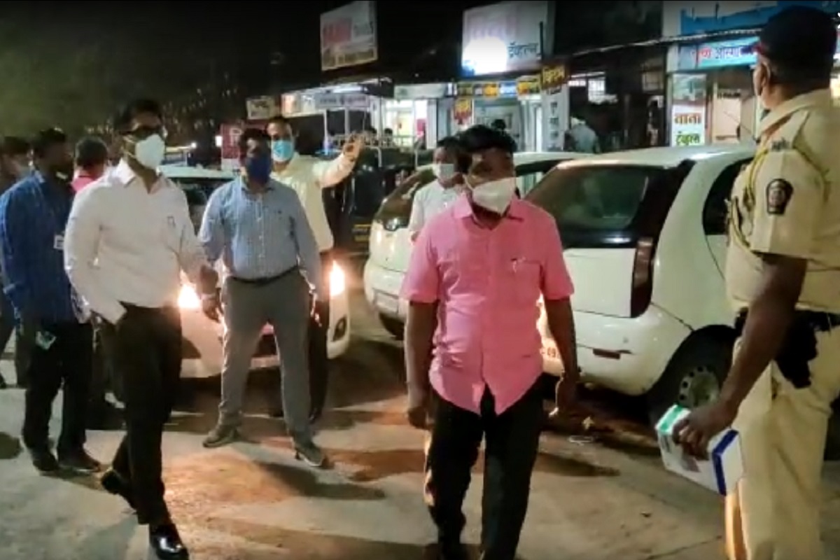 हम नहीं सुधरेंगे! जमावबंदीनंतर नियमांची ऐशीतैशी, शेवटी जिल्हाधिकारीच उतरले रस्त्यावर