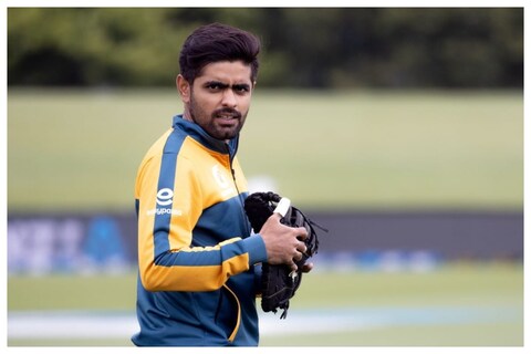 पाकिस्तान क्रिकेट टीमचा कर्णधार बाबर आझम (Babar Azam) याने साखरपुडा केल्याचं वृत्त पाकिस्तानी माध्यमांनी दिलं आहे. बाबरने आपल्या चुलत बहिणीसोबतच साखरपुडा केला आहे.