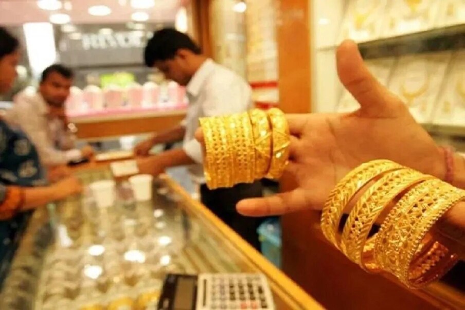 सोमवारी दिल्लीतील सराफा बाजारात सोनं 241 रुपयांनी वाढलं होतं. त्यामुळे सोन्याचा दर प्रति ग्रॅम 45,520 रुपये होता. जो आज मंगळवारी घसरला आहे. 24 कॅरेट सोनं प्रति ग्रॅम 49310 रुपये आहे, तर 22 कॅरेट सोनं प्रतिग्रॅम  45210 रुपये आहे. चांदीदेखील सोमवारी प्रति किलो  781 रुपयांनी वाढून 68,877  रुपयांवर पोहोचली होती. आज मंगळवारी हा दर 66300 रुपये आहे.