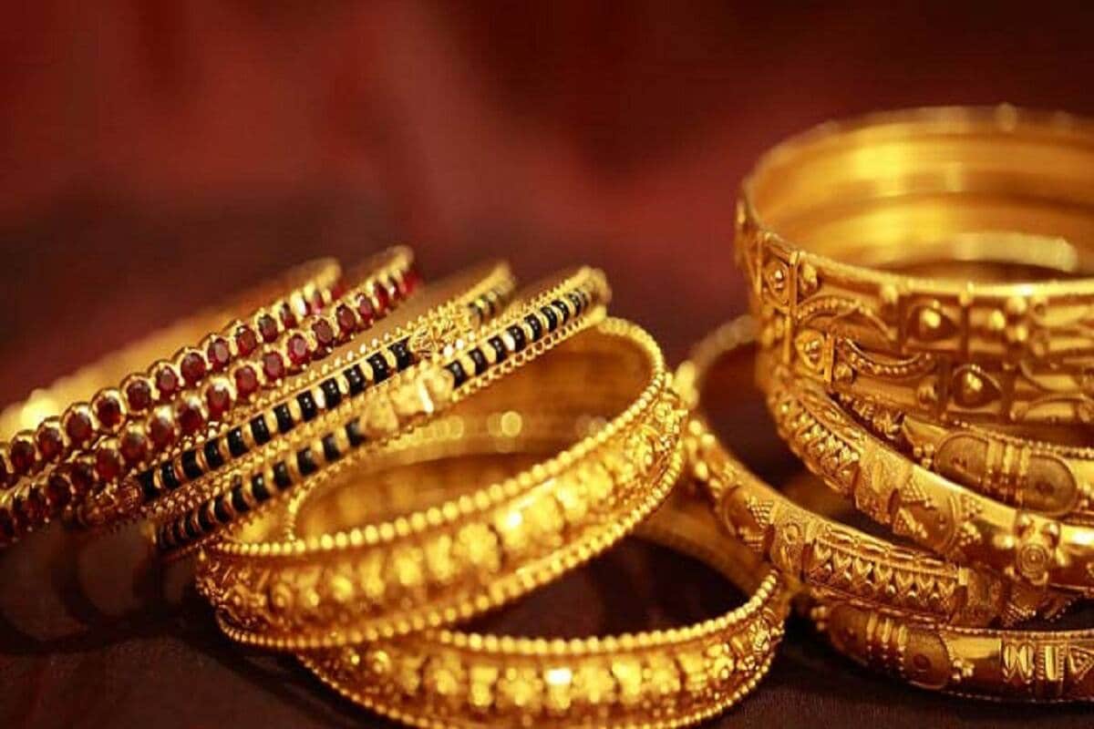 काय आहे सॉवरेन गोल्ड बॉन्ड - गोल्ड बॉन्डमध्ये गुंतवणुकदाराला प्रत्यक्ष सोनं मिळत नाही. हे सोनं प्रत्यक्षरित्या किंवा फिजिकलपेक्षा अधिक सुरक्षित असतं. यावर तीन वर्षानंतर लॉन्ग टर्म कॅपिटल गेन टॅक्स लागतो. याचा कर्ज घेण्यासाठी वापर करता येतो. काय आहे सॉवरेन गोल्ड बॉन्ड - गोल्ड बॉन्डमध्ये गुंतवणुकदाराला प्रत्यक्ष सोनं मिळत नाही. हे सोनं प्रत्यक्षरित्या किंवा फिजिकलपेक्षा अधिक सुरक्षित असतं. यावर तीन वर्षानंतर लॉन्ग टर्म कॅपिटल गेन टॅक्स लागतो. याचा कर्ज घेण्यासाठी वापर करता येतो.