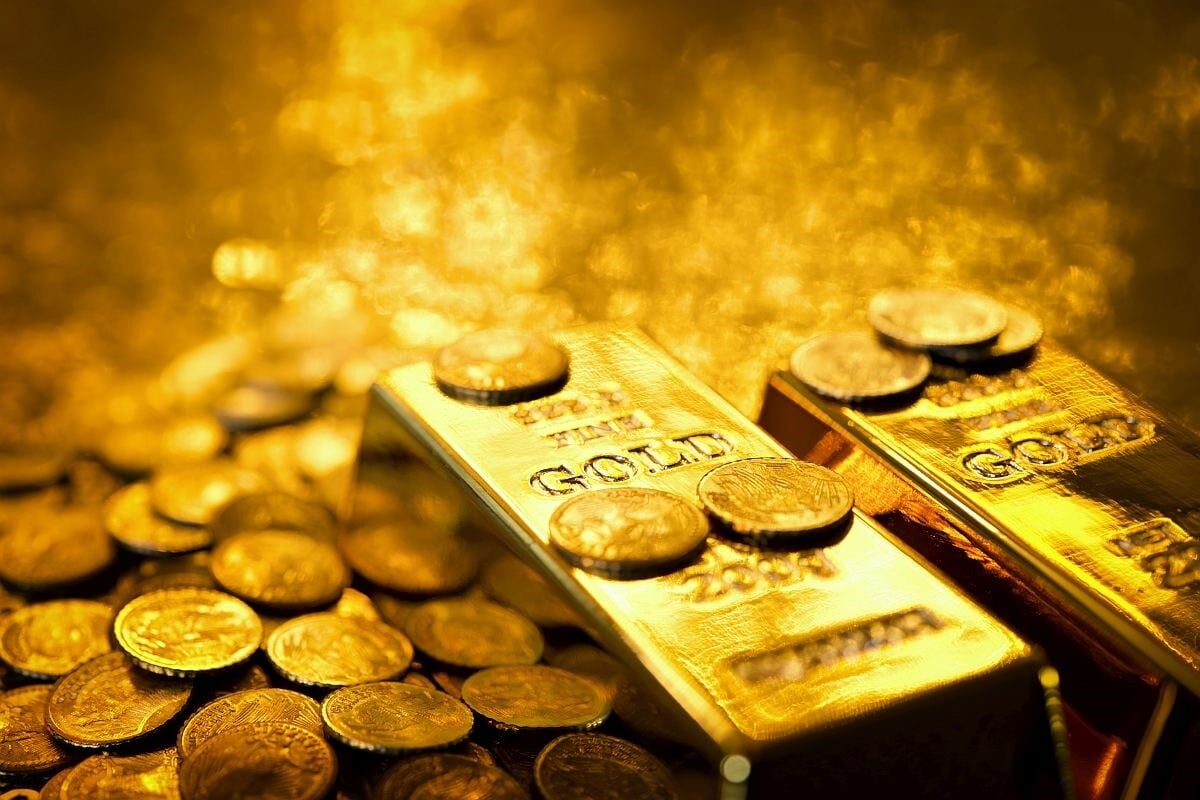 गेल्या काही दिवसांपासून सोनं-चांदीच्या (Gold-Silver) दरात मोठी घसरण झालेली पाहायला मिळते आहे. गुरुवारीदेखील सोनं आणखी घसरलं Gold Price Today आहे. गेल्या काही दिवसांपासून सोनं-चांदीच्या (Gold-Silver) दरात मोठी घसरण झालेली पाहायला मिळते आहे. गुरुवारीदेखील सोनं आणखी घसरलं Gold Price Today आहे.
