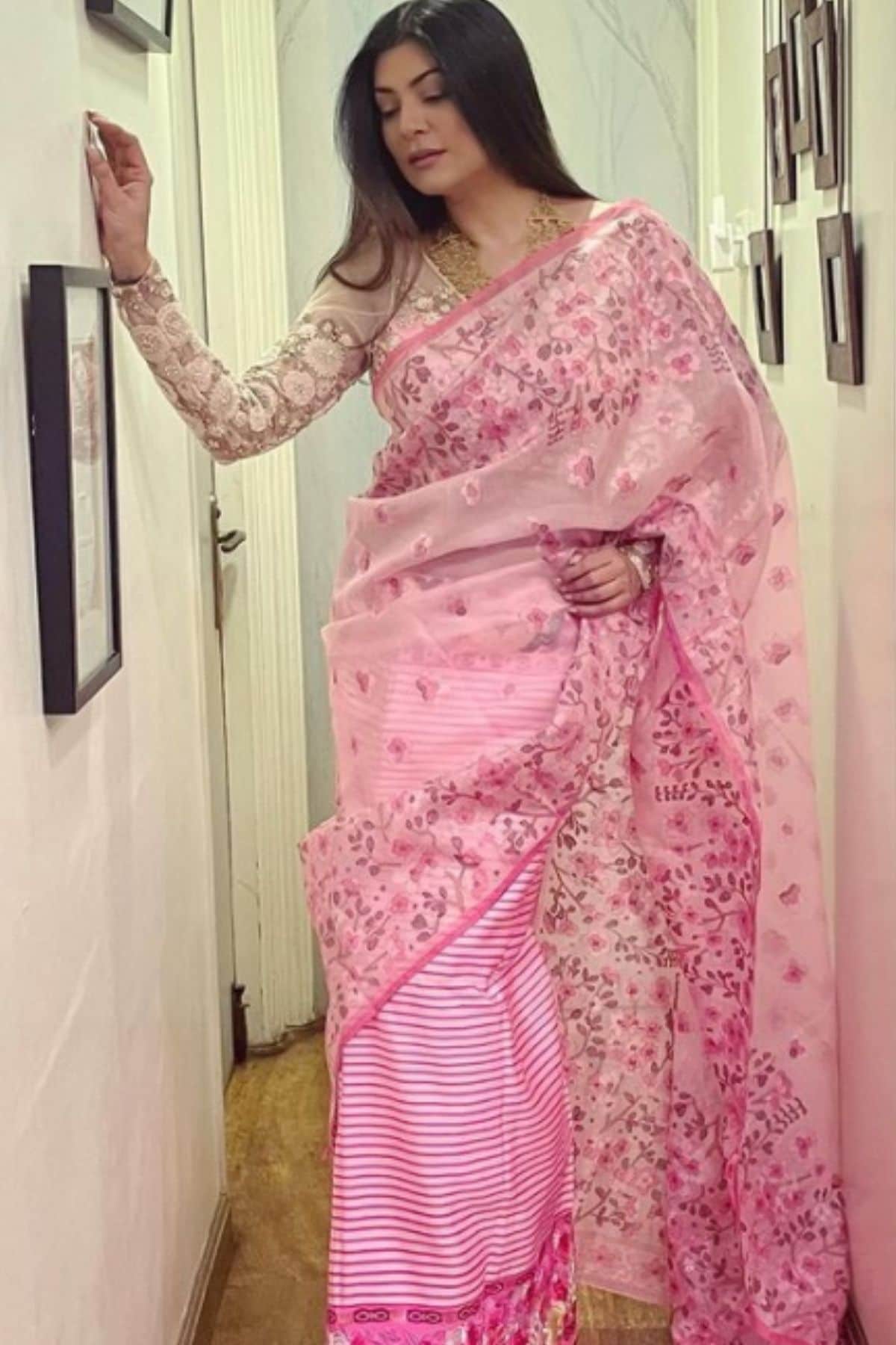 1994 ची फेमिना'मिस इंडिया 'आणि बॉलिवूड अभिनेत्री सुश्मिता सेन सुद्धा ,'तंत्र एंटरटेनमेंट' या निर्मितीगृहाची मालकीण आहे. नुकताच 'आर्या' या वेबसीरिज मधून अभिनय क्षेत्रात पुनरागमन केलं आहे. (फोटो - इंस्टाग्राम) 1994 ची फेमिना'मिस इंडिया 'आणि बॉलिवूड अभिनेत्री सुश्मिता सेन सुद्धा ,'तंत्र एंटरटेनमेंट' या निर्मितीगृहाची मालकीण आहे. नुकताच 'आर्या' या वेबसीरिज मधून अभिनय क्षेत्रात पुनरागमन केलं आहे. (फोटो - इंस्टाग्राम)