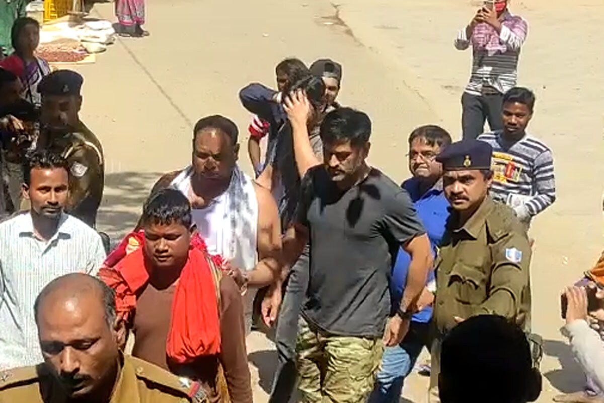 आयपीएलच्या या मोसमाआधी चेन्नई आणि धोनीच्या चाहत्यांसाठी खुशखबर आहे. धोनी आणि त्याची टीम 11 मार्चपासून सरावाला सुरूवात करणार आहेत. इनसाईड स्पोर्ट्सच्या वृत्तानुसार चेन्नईचा प्रॅक्टिस कॅम्प 11 मार्चपासून सुरू होईल. यामध्ये धोनी-रैना यांच्यासारख्या दिग्गजांचा समावेश असेल. (CSK/Twitter) आयपीएलच्या या मोसमाआधी चेन्नई आणि धोनीच्या चाहत्यांसाठी खुशखबर आहे. धोनी आणि त्याची टीम 11 मार्चपासून सरावाला सुरूवात करणार आहेत. इनसाईड स्पोर्ट्सच्या वृत्तानुसार चेन्नईचा प्रॅक्टिस कॅम्प 11 मार्चपासून सुरू होईल. यामध्ये धोनी-रैना यांच्यासारख्या दिग्गजांचा समावेश असेल. (CSK/Twitter)