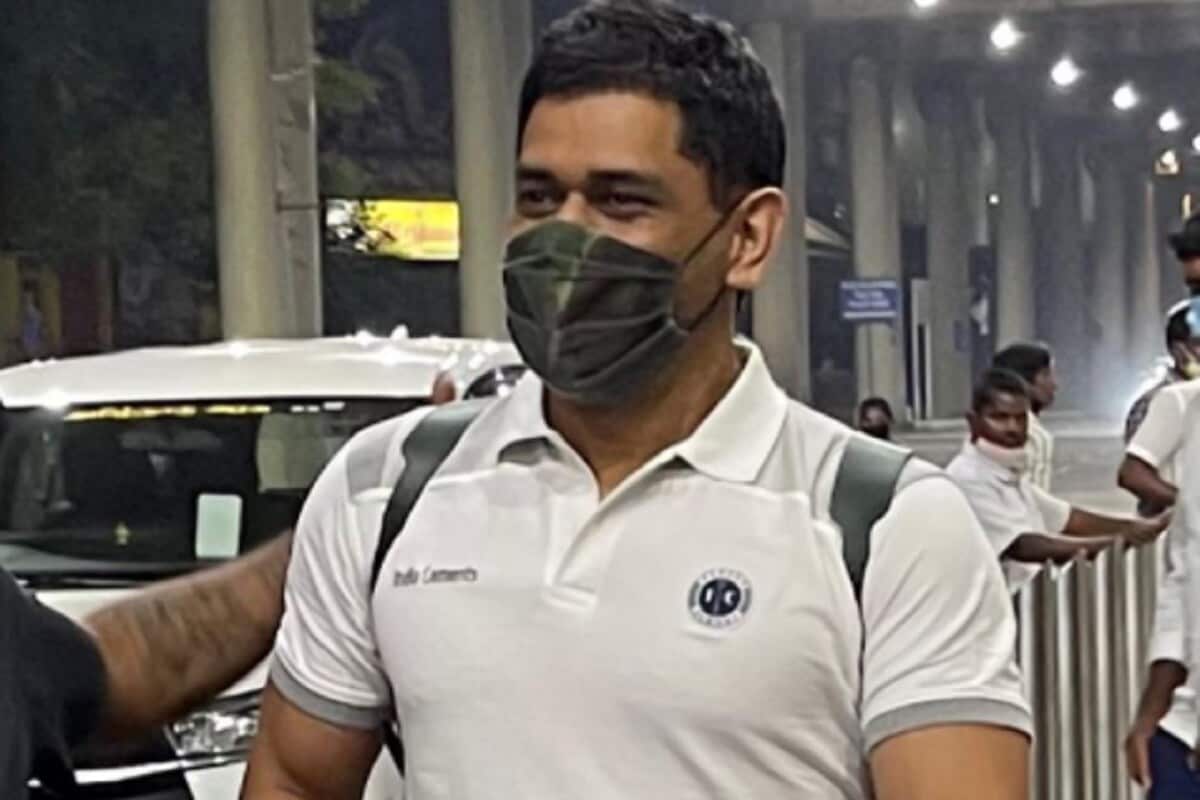 भारतीय क्रिकेट संघाचा माजी कर्णधार महेंद्रसिंह धोनी (MS Dhoni) आयपीएल 2021च्या (IPL2021) तयारीत गुंतला आहे. बुधवारी (तीन मार्च) धोनी चेन्नईच्या विमानतळावरून बाहेर पडताना दिसला. आयपीएल स्पर्धेच्या अनुषंगाने चेन्नई सुपर किंग्ज संघ तयारीसाठी पुढच्या आठवड्यात आपला कँप आयोजित करू शकतो. (फोटो क्रेडिट : चेन्नई सुपर किंग्ज ट्विटर हँडल) भारतीय क्रिकेट संघाचा माजी कर्णधार महेंद्रसिंह धोनी (MS Dhoni) आयपीएल 2021च्या (IPL2021) तयारीत गुंतला आहे. बुधवारी (तीन मार्च) धोनी चेन्नईच्या विमानतळावरून बाहेर पडताना दिसला. आयपीएल स्पर्धेच्या अनुषंगाने चेन्नई सुपर किंग्ज संघ तयारीसाठी पुढच्या आठवड्यात आपला कँप आयोजित करू शकतो. (फोटो क्रेडिट : चेन्नई सुपर किंग्ज ट्विटर हँडल)