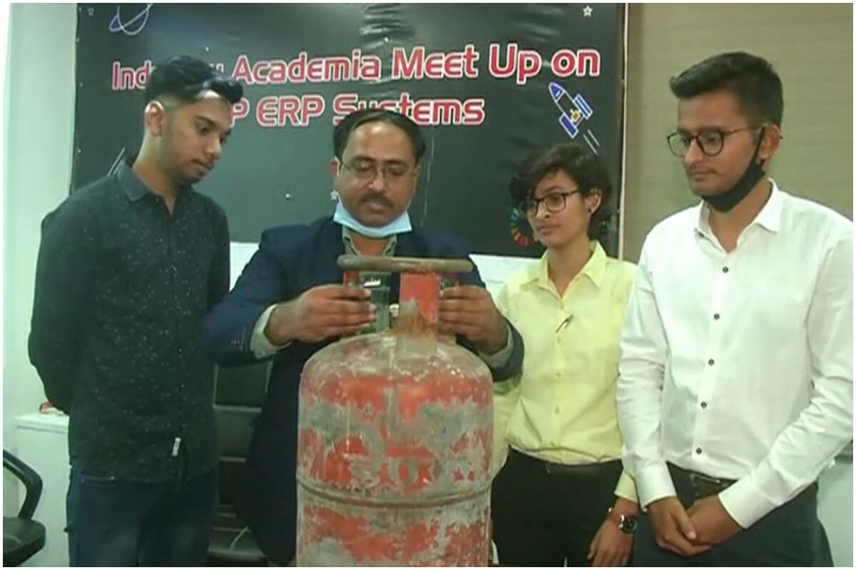 मेरठ इन्स्टिट्यूट ऑफ इंजिनीअरिंग अँड टेक्नॉलॉजीच्या विद्यार्थ्यांनी सिलेंडरसाठी एक स्मार्टलॉक तयार केला आहे. ज्यामुळे गॅस चोरीला आळा बसेल असा दावा करण्यात आला आहे. मेरठ इन्स्टिट्यूट ऑफ इंजिनीअरिंग अँड टेक्नॉलॉजीच्या विद्यार्थ्यांनी सिलेंडरसाठी एक स्मार्टलॉक तयार केला आहे. ज्यामुळे गॅस चोरीला आळा बसेल असा दावा करण्यात आला आहे.