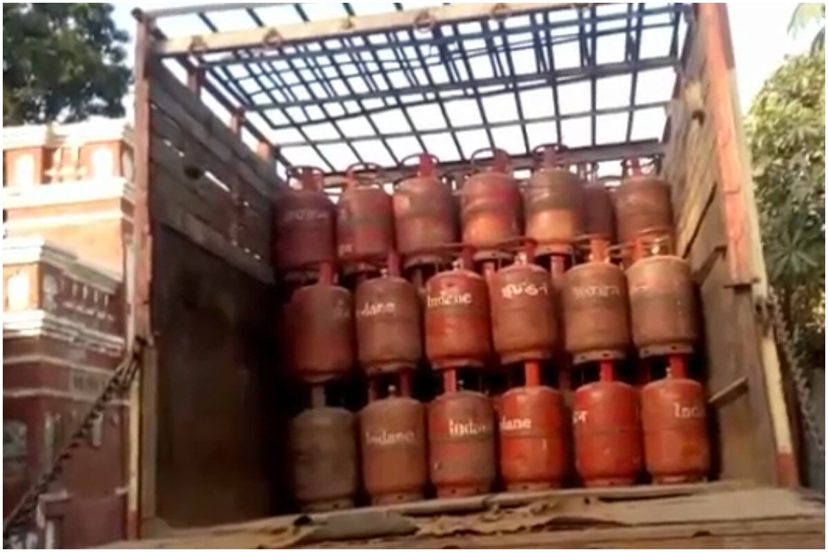 एकिकडे एलपीजी गॅस सिलेंडरचे (LPG Gas Cylinder) दर वाढत आहेत तर दुसरीकडे गॅस चोरीची प्रकरणंही समोर येत आहेत. गॅस चोरीला लगाम घालण्याासठी मेरठमधील (Meerut) इंजिनीअरिंगच्या विद्यार्थ्यांनी एक मार्ग शोधला आहे. एकिकडे एलपीजी गॅस सिलेंडरचे (LPG Gas Cylinder) दर वाढत आहेत तर दुसरीकडे गॅस चोरीची प्रकरणंही समोर येत आहेत. गॅस चोरीला लगाम घालण्याासठी मेरठमधील (Meerut) इंजिनीअरिंगच्या विद्यार्थ्यांनी एक मार्ग शोधला आहे.