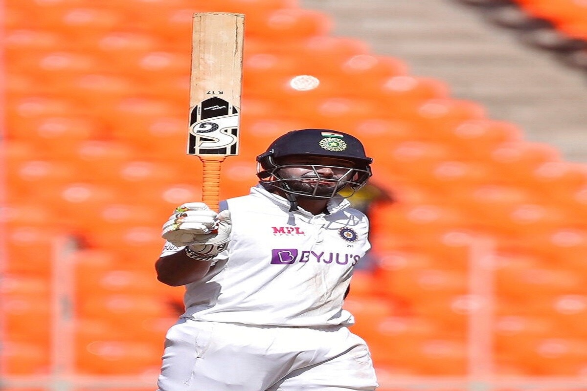 ऋषभ पंतने (Rishabh Pant) अहमदाबादमध्ये पुन्हा एकदा सिद्ध केलं, की तो जगातला सगळ्यात धोकादायक बॅट्समन का आहे. अहमदाबादच्या ज्या खेळपट्टीवर रोहित शर्मा, विराट कोहली, चेतेश्वर पुजारा आणि अजिंक्य रहाणे यांना रन करताना अडचणींचा सामना करावा लागत होता, तिकडे पंतने शतक ठोकलं. पंतने 88 बॉलमध्ये पहिले त्याचं अर्धशतक पूर्ण केलं, यानंतर तो 115 बॉलमध्येच शतकापर्यंत पोहोचला. पंतचं टेस्ट करियरमधलं हे तिसरं शतक होतं. याचसोबत त्याने एक रेकॉर्डही स्वत:च्या नावावर केलं. ऋषभ पंतने (Rishabh Pant) अहमदाबादमध्ये पुन्हा एकदा सिद्ध केलं, की तो जगातला सगळ्यात धोकादायक बॅट्समन का आहे. अहमदाबादच्या ज्या खेळपट्टीवर रोहित शर्मा, विराट कोहली, चेतेश्वर पुजारा आणि अजिंक्य रहाणे यांना रन करताना अडचणींचा सामना करावा लागत होता, तिकडे पंतने शतक ठोकलं. पंतने 88 बॉलमध्ये पहिले त्याचं अर्धशतक पूर्ण केलं, यानंतर तो 115 बॉलमध्येच शतकापर्यंत पोहोचला. पंतचं टेस्ट करियरमधलं हे तिसरं शतक होतं. याचसोबत त्याने एक रेकॉर्डही स्वत:च्या नावावर केलं.