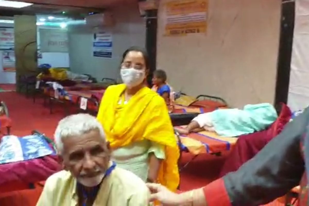 कालका मंदिरासमोर बसणाऱ्या या वयोवृद्धाचं घर पाहून स्वयंसेवी संस्थेचे कार्यकर्तेही चक्रावले आहेत. कारण हा भिकारी एका अलिशान बंगल्यात राहत होता. या बंगल्यात सर्व सोयी सुविधा उपलब्ध होत्या. या बंगल्यात काही लोकंही राहत होते. त्यांच्याकडून एनजीओच्या स्वयंसेवकांना संबंधित वृद्ध व्यक्तीचं नाव रमेश असल्याची माहितीही मिळाली. कालका मंदिरासमोर बसणाऱ्या या वयोवृद्धाचं घर पाहून स्वयंसेवी संस्थेचे कार्यकर्तेही चक्रावले आहेत. कारण हा भिकारी एका अलिशान बंगल्यात राहत होता. या बंगल्यात सर्व सोयी सुविधा उपलब्ध होत्या. या बंगल्यात काही लोकंही राहत होते. त्यांच्याकडून एनजीओच्या स्वयंसेवकांना संबंधित वृद्ध व्यक्तीचं नाव रमेश असल्याची माहितीही मिळाली.
