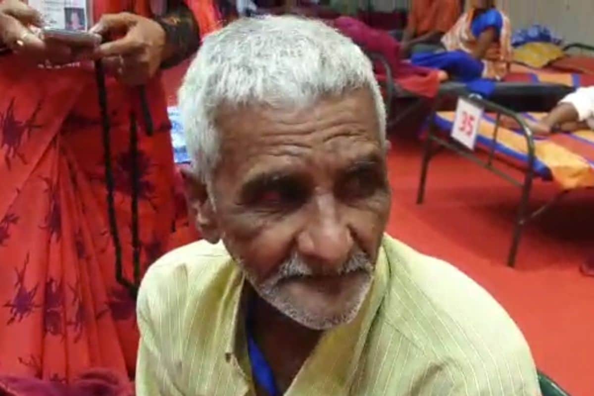 संभाषणा दरम्यान समजलं की, रमेशचा मोठा व्यवसाय होता. त्यांनी लग्नही केलं नव्हत. ते आपला भाऊ, पुतण्या आणि इतर याच घरात राहत असत. पण रमेशला दारुचं भयानक व्यसन लागलं. रमेश यांची दारूपासून सुटका करण्यासाठी कुटुंबाने सर्व प्रयत्न केले, परंतु रमेशच्या वागण्यात काहीही सुधारणा झाली नाही. त्यामुळे कुटुंबीयही त्यांना कंटाळले. त्यानंतर रमेशची परिस्थिती खालावत गेली. पुढे जावून रमेश व्यसनाच्या एवढे आहारी गेले की, त्यांनी भिकाऱ्यांप्रमाणे रस्त्यावर भटकायला सुरुवात केली. संभाषणा दरम्यान समजलं की, रमेशचा मोठा व्यवसाय होता. त्यांनी लग्नही केलं नव्हत. ते आपला भाऊ, पुतण्या आणि इतर याच घरात राहत असत. पण रमेशला दारुचं भयानक व्यसन लागलं. रमेश यांची दारूपासून सुटका करण्यासाठी कुटुंबाने सर्व प्रयत्न केले, परंतु रमेशच्या वागण्यात काहीही सुधारणा झाली नाही. त्यामुळे कुटुंबीयही त्यांना कंटाळले. त्यानंतर रमेशची परिस्थिती खालावत गेली. पुढे जावून रमेश व्यसनाच्या एवढे आहारी गेले की, त्यांनी भिकाऱ्यांप्रमाणे रस्त्यावर भटकायला सुरुवात केली.