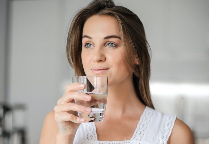 शरीरात पाणी कमी झालं तर स्वादुपिंडाला सूज येते. त्यामुळेच पँक्रियाजच्या पेशी कायम हायड्रेट असणं आवश्यक असतं. त्यामुळे दिवसभरामध्ये 8 ते 10 ग्लास पाणी प्यावं.