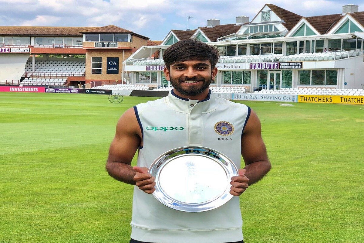 रवीकुमार समर्थकडे सहज द्विशतक करण्याची संधी होती, पण 49 व्या ओव्हरमध्ये एनपी बसिलच्या बॉलिंगवर तो आऊट झाला. 192 रन हा समर्थचा लिस्ट ए करियरमधला सर्वाधिक स्कोअर आहे. रवीकुमार समर्थकडे सहज द्विशतक करण्याची संधी होती, पण 49 व्या ओव्हरमध्ये एनपी बसिलच्या बॉलिंगवर तो आऊट झाला. 192 रन हा समर्थचा लिस्ट ए करियरमधला सर्वाधिक स्कोअर आहे.