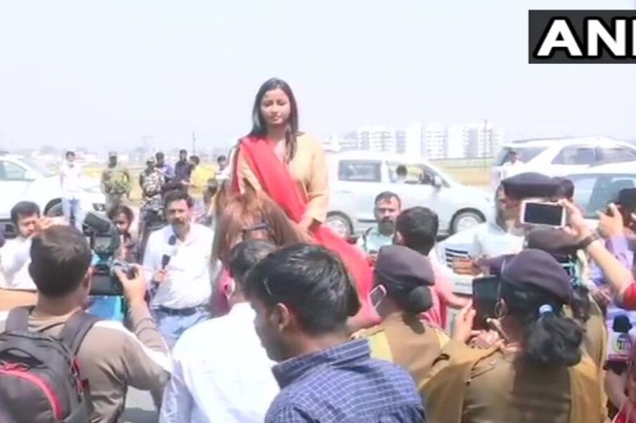 अंबा प्रसादचे वडील सध्या तुरूंगात आहेत. तर अलीकडेच अंबा प्रसादने बर्‍याच संघर्षानंतर आपल्या भावाला तुरूंगातून सोडवलं आहे, पण ती सध्या आपल्या वडिलांसाठी लढा देत आहे.