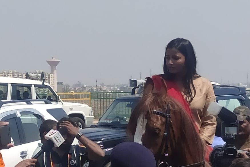 अंबा म्हणतात की, त्या आमदार होतील असा कधी विचारही केला नव्हता, परंतु आई वडील तुरूंगात गेल्यानंतर बडकागाव विधानसभा मतदार संघात निवडणूक लढवून आई वडिलांचं अपूर्ण स्वप्नं पूर्ण करण्याची तिने शपथ घेतली होती. अंबा म्हणतात की, त्या आमदार होतील असा कधी विचारही केला नव्हता, परंतु आई वडील तुरूंगात गेल्यानंतर बडकागाव विधानसभा मतदार संघात निवडणूक लढवून आई वडिलांचं अपूर्ण स्वप्नं पूर्ण करण्याची तिने शपथ घेतली होती.