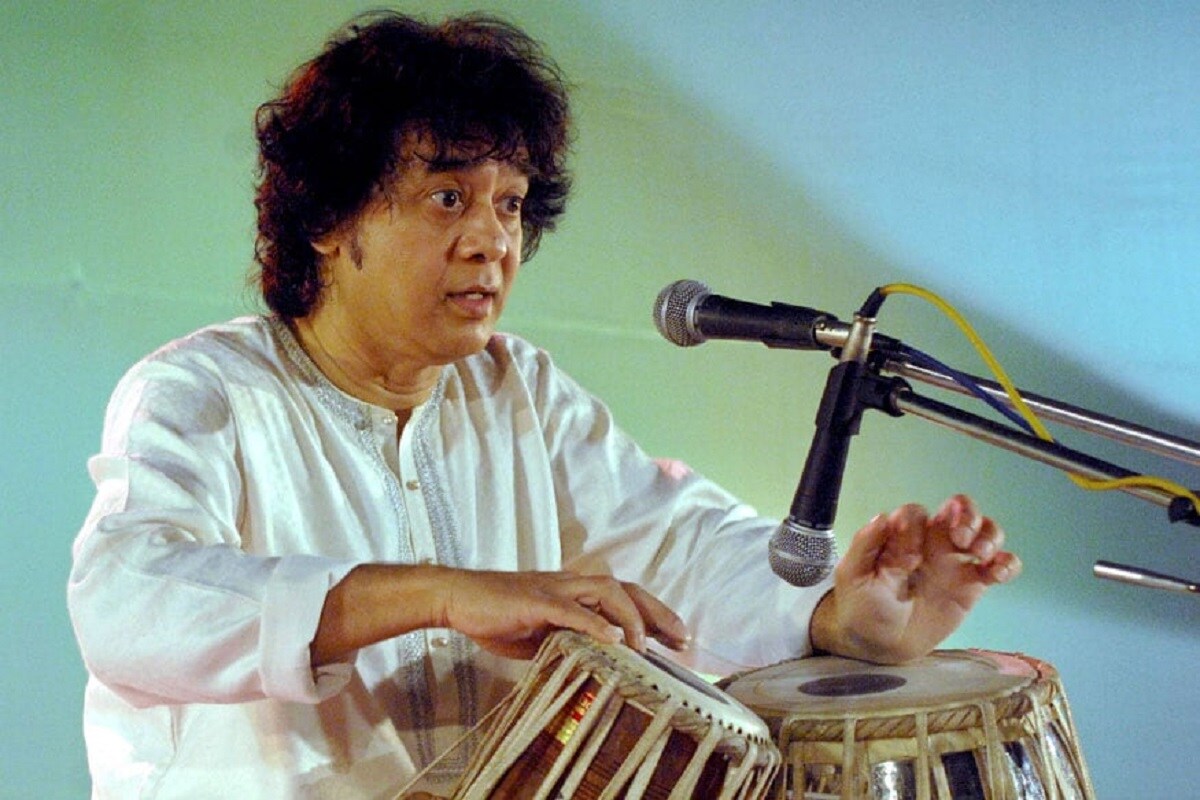 आपल्या बोटांमधल्या जादूने तबल्यातील स्वरांची एक दुनिया निर्माण करणारे जादुगार उस्ताद झाकीर हुसेन यांचा आज वाढदिवस आहे. त्यांचा जन्म 9 मार्च 1951 ला झाला. त्या काळातील सुप्रसिद्ध तबलावादक उस्ताद अल्लारखाँ यांचे पुत्र झाकीर यांना तबल्याची कला वारसा स्वरूपात मिळाली. ती त्यांनी जपून कलेला मोठं नाव मिळवून दिलं. आपल्या बोटांमधल्या जादूने तबल्यातील स्वरांची एक दुनिया निर्माण करणारे जादुगार उस्ताद झाकीर हुसेन यांचा आज वाढदिवस आहे. त्यांचा जन्म 9 मार्च 1951 ला झाला. त्या काळातील सुप्रसिद्ध तबलावादक उस्ताद अल्लारखाँ यांचे पुत्र झाकीर यांना तबल्याची कला वारसा स्वरूपात मिळाली. ती त्यांनी जपून कलेला मोठं नाव मिळवून दिलं.