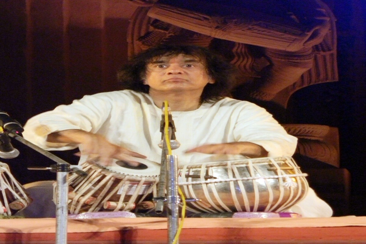 जगभर उस्ताद या नावाने सुप्रसिद्ध असणाऱ्या, मुंबईत जन्मलेल्या झाकीर यांनी सेंट झेवियर्स कॉलेजमधून शिक्षण घेतलं. वयाच्या 11व्या वर्षी छोट्या झाकीरने अमेरिकेत पहिला कॉन्सर्ट सादर केला. या सादरीकरणानंतर झाकीर यांनी स्वत:चं स्थान निर्माण करायला सुरुवात केली आणि 1973 मध्ये त्यांचा पहिला म्युझिक अल्बमही (Music Album) लाँच झाला. लिव्हिंग इन द मटेरियल वर्ल्ड नावाच्या या अल्बमला चांगली लोकप्रियता मिळाली. त्यानंतर वडिलांपेक्षा वेगळी स्वत:ची अशी प्रतिमा निर्माण करायला सुरुवात केली. जगभर उस्ताद या नावाने सुप्रसिद्ध असणाऱ्या, मुंबईत जन्मलेल्या झाकीर यांनी सेंट झेवियर्स कॉलेजमधून शिक्षण घेतलं. वयाच्या 11व्या वर्षी छोट्या झाकीरने अमेरिकेत पहिला कॉन्सर्ट सादर केला. या सादरीकरणानंतर झाकीर यांनी स्वत:चं स्थान निर्माण करायला सुरुवात केली आणि 1973 मध्ये त्यांचा पहिला म्युझिक अल्बमही (Music Album) लाँच झाला. लिव्हिंग इन द मटेरियल वर्ल्ड नावाच्या या अल्बमला चांगली लोकप्रियता मिळाली. त्यानंतर वडिलांपेक्षा वेगळी स्वत:ची अशी प्रतिमा निर्माण करायला सुरुवात केली.