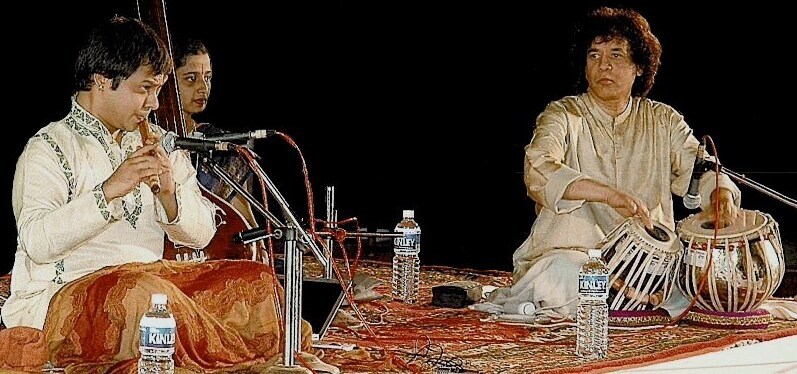 1992 मध्ये द प्लेनेट ड्रम आणि 2009 मध्ये ग्लोबल ड्रम प्रोजेक्टसाठी त्यांना 2 ग्रॅमी पुरस्कार (Grammy Awards) मिळाले. त्याचबरोबर पद्मश्री, पद्मभूषण आणि संगीत नाटक अकादमीच्या वतीनेही उस्ताद झाकीर हुसेन यांचा गौरव करण्यात आला आहे. झाकीर यांचं मत असं आहे की, हिंदुस्थानी शास्रीय संगीत हे स्टेडियममध्ये मोठ्या जनसमुदायासमोर सादर करण्यासाठी नसून ते बंद खोल्यांमध्ये सादर केलं जातं आणि त्याचे चाहते मनसोक्त आनंदही लुटतात. 1992 मध्ये द प्लेनेट ड्रम आणि 2009 मध्ये ग्लोबल ड्रम प्रोजेक्टसाठी त्यांना 2 ग्रॅमी पुरस्कार (Grammy Awards) मिळाले. त्याचबरोबर पद्मश्री, पद्मभूषण आणि संगीत नाटक अकादमीच्या वतीनेही उस्ताद झाकीर हुसेन यांचा गौरव करण्यात आला आहे. झाकीर यांचं मत असं आहे की, हिंदुस्थानी शास्रीय संगीत हे स्टेडियममध्ये मोठ्या जनसमुदायासमोर सादर करण्यासाठी नसून ते बंद खोल्यांमध्ये सादर केलं जातं आणि त्याचे चाहते मनसोक्त आनंदही लुटतात.