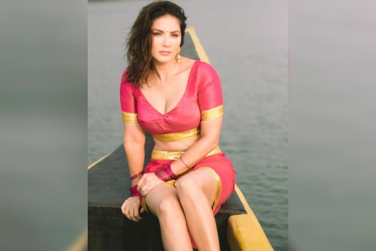 मिळालेल्या माहितीनुसार, सनी तमिळ सिनेमात कमबॅक करण्याच्या तयारीत आहे. मुंबईत तिच्या आणि अभिनेता कार्तिकच्या एका स्पेशल डान्स नंबरसाठी शूट केलं जाणार आहे. मिळालेल्या माहितीनुसार, सनी तमिळ सिनेमात कमबॅक करण्याच्या तयारीत आहे. मुंबईत तिच्या आणि अभिनेता कार्तिकच्या एका स्पेशल डान्स नंबरसाठी शूट केलं जाणार आहे.