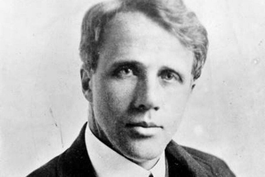 रॉबर्ट फ्रॉस्ट - (Robert Frost) प्रसिद्ध अमेरिकन कवी रॉबर्ट फ्रॉस्ट एकेकाळी हॉर्वर्ड विद्यापीठाचे (Harvard University) विद्यार्थी होते. ते म्हणाले होते की, 'विद्यापीठ आपल्यामधून विद्यार्थी बनवू शकत नाही.' फ्रॉस्ट यांनी 1897 ते 1899 पर्यंत हावर्ड विद्यापीठात शिक्षण घेतले. पदवी न मिळवताच त्यांनी शिक्षण सोडले होते. पण फ्रॉस्ट यांना जेव्हा कवी म्हणून मान्यता मिळाली तेव्हा हॉर्वर्ड विद्यापीठाने 1937 साली त्यांना सन्मानित केलं होतं. (Photo: Wikimedia Commons)