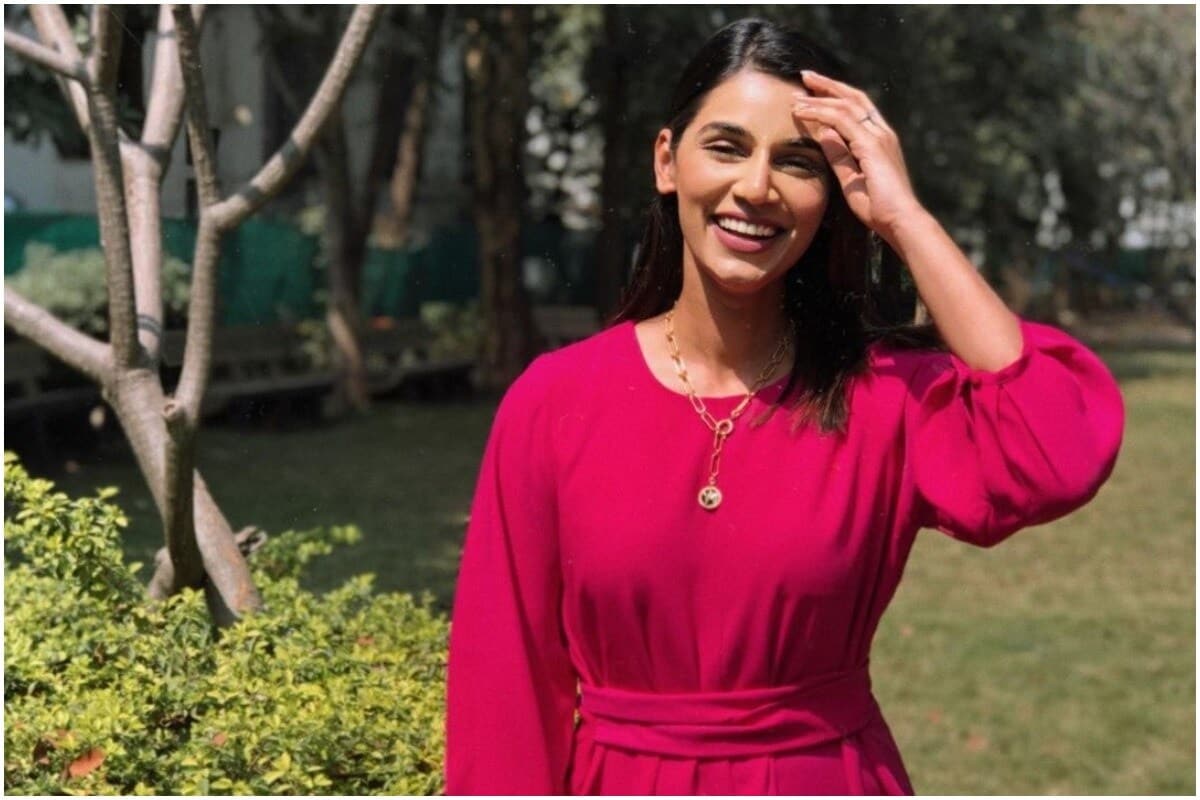 टीम इंडियाचा स्टार खेळाडू जसप्रीत बुमराहचं (Jasprit Bumrah) स्पोर्ट्स एँकर संजना गणेशनसोबत (Sanjana Ganesan) लग्न झालं. 15 मार्चला गोव्यामध्ये हे दोघंही विवाहबंधनात अडकले. गुरुद्वारामध्ये त्यांचे लग्नाचे विधी पूर्ण झाले. यानंतर आता या दोघांच्या मेहेंदी सोहळ्याचे फोटो सोशल मीडियावर व्हायरल होत आहेत. यामध्ये 2019 वर्ल्ड कपचं कनेक्शन आहे. टीम इंडियाचा स्टार खेळाडू जसप्रीत बुमराहचं (Jasprit Bumrah) स्पोर्ट्स एँकर संजना गणेशनसोबत (Sanjana Ganesan) लग्न झालं. 15 मार्चला गोव्यामध्ये हे दोघंही विवाहबंधनात अडकले. गुरुद्वारामध्ये त्यांचे लग्नाचे विधी पूर्ण झाले. यानंतर आता या दोघांच्या मेहेंदी सोहळ्याचे फोटो सोशल मीडियावर व्हायरल होत आहेत. यामध्ये 2019 वर्ल्ड कपचं कनेक्शन आहे.