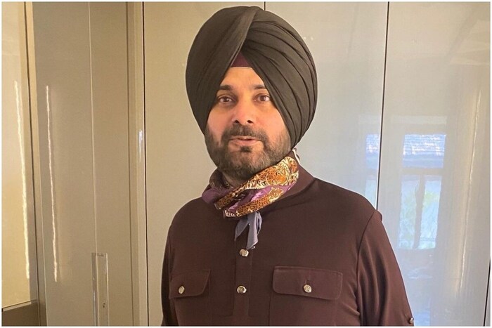 नवज्योतसिंग सिद्धू (Navjyotsingh Siddhu) : मे 1993मध्ये 250 धावांचं लक्ष्य गाठणंही खूप अवघड मानलं जाई. सात एकदिवसीय सामन्यांच्या मालिकेतल्या ग्वाल्हेरमध्ये खेळल्या गेलेल्या सहाव्या सामन्यात सिद्धूने नाबाद 134 धावा केल्या होत्या. कर्णधार अजहरुद्दीनने 75 धावा केल्या होत्या. इंग्लंडचा सलामीचा फलंदाज रॉबिन स्मिथने 129 धावा केल्या होत्या. (Navjot Singh Sidhu/Instagram)