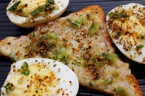  उकडलेलं पूर्ण अंड (Boiled Egg) रोज खायला हवं. इम्युनिटी (Immunity) वाढवण्यासाठी अंड खाणं फायदेशीर मानलं जातं.