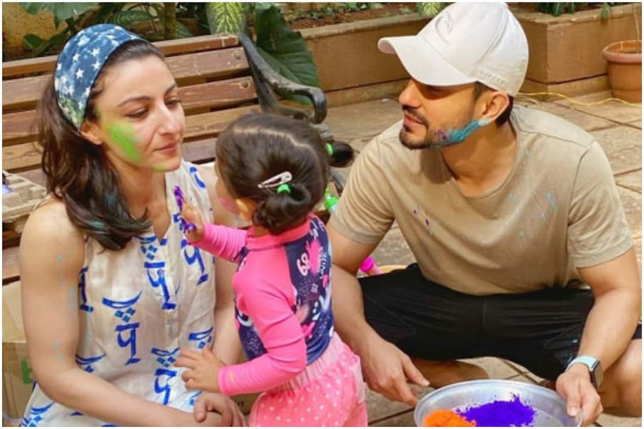 अभिनेत्री सोहा अली खान हिनं आपला पती अभिनेता कुणाल खेमू आणि मुलीसोबत रंगपंचमी साजरी करत, एक सुंदर फोटो सोशल मीडियावर पोस्ट केला होता.