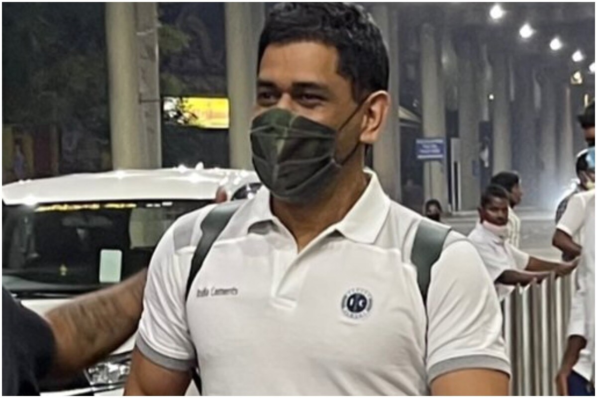 एमएस धोनी : 39 वर्षांचा एमएस धोनी (MS Dhoni) आयपीएलचा 14 वा मोसम खेळणार आहे. प्रत्येक मोसमात आपल्या टीमचं नेतृत्व करणारा धोनी पहिलाच कर्णधार आहे. आयपीएलच्या पहिल्या मोसमापासून तो चेन्नईसोबत (CSK)आहे. मागच्यावर्षी त्याने आंतरराष्ट्रीय क्रिकेटमधून निवृत्ती घेतली. आता यंदाची आयपीएलही धोनीसाठी शेवटची ठरू शकते. वय आणि फॉर्म बघता तो चेन्नईला चौथ्यांदा ट्रॉफी जिंकवून देऊन निवृत्तीचा विचार करू शकतो. धोनीने 204 मॅचमध्ये 41 च्या सरासरीने 4632 रन केले आहेत, त्याचा स्ट्राईक रेट 136.8 आहे, यात 23 अर्धशतकांचा समावेश आहे. आयपीएलमध्ये धोनीने 113 कॅच, 39 स्टम्पिंग आणि 21 रन आऊट केले आहेत. (CSK/Twitter) एमएस धोनी : 39 वर्षांचा एमएस धोनी (MS Dhoni) आयपीएलचा 14 वा मोसम खेळणार आहे. प्रत्येक मोसमात आपल्या टीमचं नेतृत्व करणारा धोनी पहिलाच कर्णधार आहे. आयपीएलच्या पहिल्या मोसमापासून तो चेन्नईसोबत (CSK)आहे. मागच्यावर्षी त्याने आंतरराष्ट्रीय क्रिकेटमधून निवृत्ती घेतली. आता यंदाची आयपीएलही धोनीसाठी शेवटची ठरू शकते. वय आणि फॉर्म बघता तो चेन्नईला चौथ्यांदा ट्रॉफी जिंकवून देऊन निवृत्तीचा विचार करू शकतो. धोनीने 204 मॅचमध्ये 41 च्या सरासरीने 4632 रन केले आहेत, त्याचा स्ट्राईक रेट 136.8 आहे, यात 23 अर्धशतकांचा समावेश आहे. आयपीएलमध्ये धोनीने 113 कॅच, 39 स्टम्पिंग आणि 21 रन आऊट केले आहेत. (CSK/Twitter)