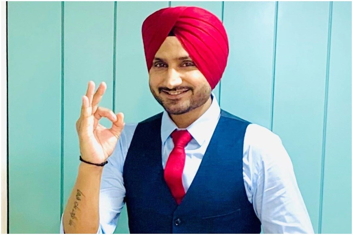 हरभजन सिंग : 40 वर्षांचा हरभजन सिंग 4 वेळा आयपीएल ट्रॉफी जिंकला आहे. तीन वेळा मुंबईसोबत (2013, 2015 ,2017) असताना आणि एकदा चेन्नईच्या टीममध्ये असताना (2018) हरभजनने आयपीएल जिंकली. आयपीएल इतिहासात सर्वाधिक विकेट घेणाऱ्या खेळाडूंमध्ये हरभजन पाचव्या क्रमांकावर आहे. हरभजनने 7.05 च्या इकोनॉमी रेटने 150 विकेट घेतल्या आहेत. मागच्या वर्षी हरभजनने आयपीएलमधून माघार घेतली होती. यानंतर चेन्नईने त्याला सोडून दिलं. लिलावामध्ये कोलकात्याने हरभजनला 2 कोटी रुपयांच्या बेस प्राईजवर विकत घेतलं. पाचव्यांदा आयपीएल ट्रॉफी जिंकून आयपीएलचा निरोप घेण्यासाठी हरभजन यंदा मैदानात उतरू शकतो. (Harbhajan Singh/Instagram) हरभजन सिंग : 40 वर्षांचा हरभजन सिंग 4 वेळा आयपीएल ट्रॉफी जिंकला आहे. तीन वेळा मुंबईसोबत (2013, 2015 ,2017) असताना आणि एकदा चेन्नईच्या टीममध्ये असताना (2018) हरभजनने आयपीएल जिंकली. आयपीएल इतिहासात सर्वाधिक विकेट घेणाऱ्या खेळाडूंमध्ये हरभजन पाचव्या क्रमांकावर आहे. हरभजनने 7.05 च्या इकोनॉमी रेटने 150 विकेट घेतल्या आहेत. मागच्या वर्षी हरभजनने आयपीएलमधून माघार घेतली होती. यानंतर चेन्नईने त्याला सोडून दिलं. लिलावामध्ये कोलकात्याने हरभजनला 2 कोटी रुपयांच्या बेस प्राईजवर विकत घेतलं. पाचव्यांदा आयपीएल ट्रॉफी जिंकून आयपीएलचा निरोप घेण्यासाठी हरभजन यंदा मैदानात उतरू शकतो. (Harbhajan Singh/Instagram)