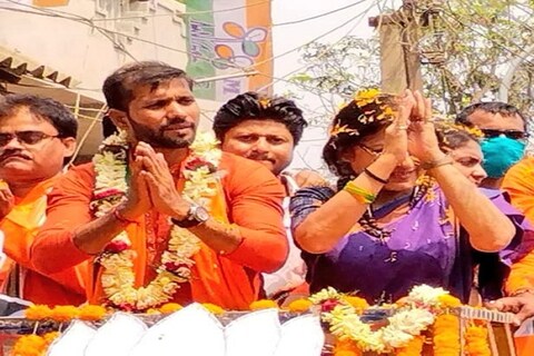 पश्चिम बंगाल विधानसभा निवडणुकीच्या (West Bengal Elections 2021) दुसऱ्या टप्प्याचा निवडणूक प्रचार मंगळवारी थंडावला, पण प्रचाराच्या शेवटच्या दिवशी भाजप उमेदवार आणि माजी क्रिकेटपटू अशोक डिंडा (Ashok Dinda) याच्या गाडीवर दगडफेक करण्यात आली.