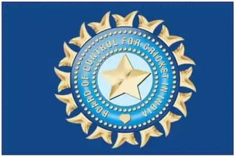 देशातील वाढत्या कोरोना व्हायरस रुग्णांचा (Coronavirus in India) फटका देशांतर्गत क्रिकेटला बसला आहे.  भारतीय क्रिकेट कंट्रोल बोर्ड (BCCI) ने सर्व वयोगटांमधील क्रिकेट स्पर्धा स्थगित करण्याचा निर्णय घेतला आहे. 