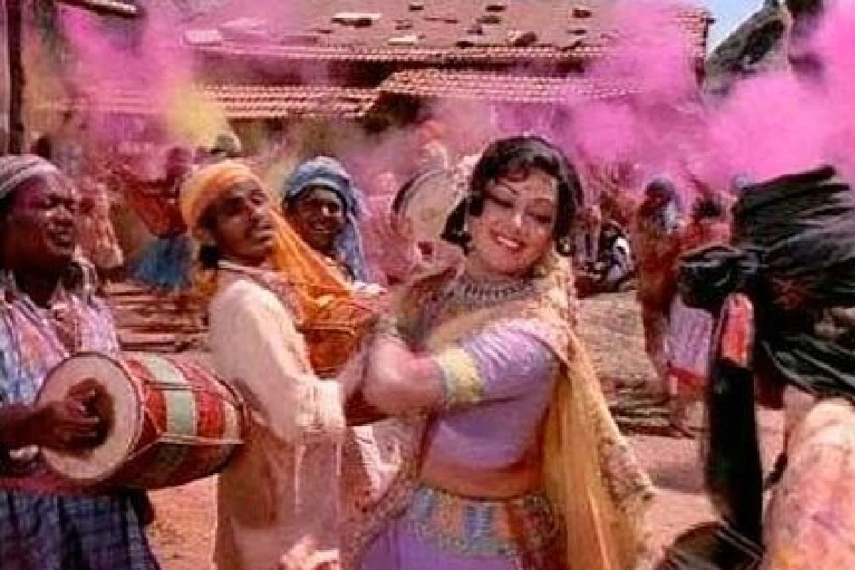 होळीच्या या गाण्यांमुळं बदललं निर्मात्याचं नशीब; पडणारे चित्रपटही झाले सुपरहिट