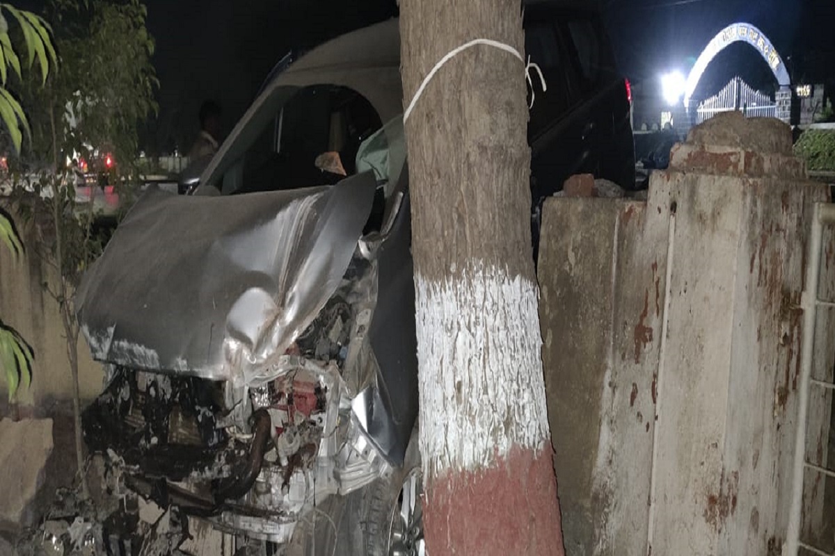 भीषण अपघातात दौंडचे माजी नगराध्यक्ष जखमी, गाडीचा चक्काचूर पण एअर बॅगमुळे बचावले