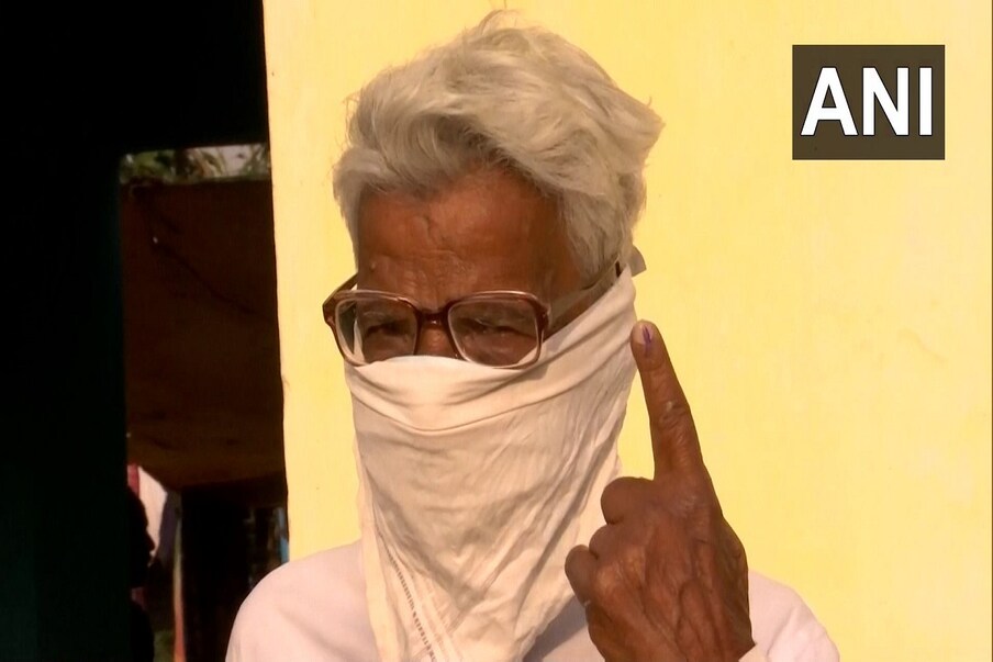 पश्चिम बंगाल (west bengal assembly election 2021) आणि आसाम विधानसभा निवडणुकीच्या (assam assembly election 2021) पहिल्या टप्प्यातील मतदानास सुरुवात झाली आहे. ज्येष्ठ नागरिकांपासून अनेकांनी मतदानाचा हक्क बजावला आहे