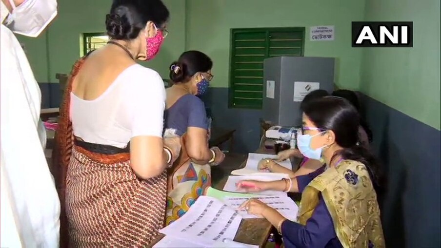 पश्चिम बंगालमध्ये पहिल्या टप्प्यात 30 विधानसभा जागांवर मतदान होत आहे. ज्यामध्ये अधिकतर जागा नक्षल प्रभावित क्षेत्रातील आहेत. त्यामुळे आज मतदान सुरळीत पार पडेल ना याकडे सर्वांचं लक्ष लागून राहिलं आहे. (फोटो- मिदनापूर, पश्चिम बंगाल)