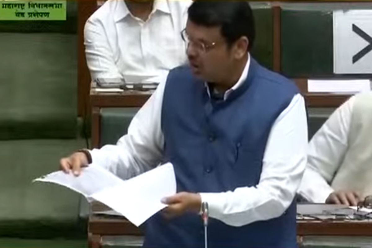 मुंबईतील स्फोटकांसह कार प्रकरणाचा तपास NIA कडे द्यावा, फडणवीसांची मागणी