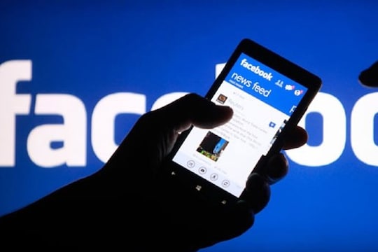 कोण तपासतंय तुमचं Facebook Profile? या सोप्या टिप्स वापरून जाणून घ्या