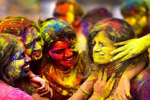 Pune Holi Latest Update: -यंदाही होळी, धुळवडीवर निर्बंध आल्याने सलग दुसऱ्या वर्षी पुणेकरांचा बेरंग झाला आहे.

