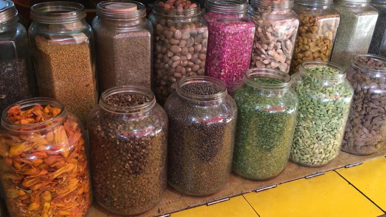 मुंबई: मुंबईच्या तप्त उन्हांत लालबागच्या गल्लीत एक वेगळीचं दुनिया सजलेली असते. ही रंगीबेरंगी दुनिया असते मसाल्यांची. या गल्लीत नजर जाईल तिथे मसाल्यांचीचं दुकानं बघायला मिळतात. मुंबई: मुंबईच्या तप्त उन्हांत लालबागच्या गल्लीत एक वेगळीचं दुनिया सजलेली असते. ही रंगीबेरंगी दुनिया असते मसाल्यांची. या गल्लीत नजर जाईल तिथे मसाल्यांचीचं दुकानं बघायला मिळतात.