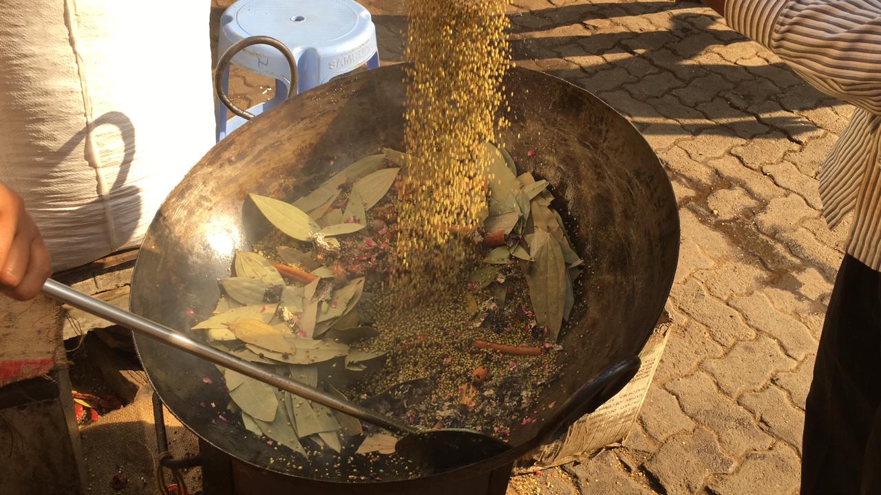 तिखट, हळद, विविध वाळवणांचे पदार्थ करण्याचा. मसाल्यांची पूर्ण वर्षभराची तयारी करण्याचा हा उत्तम काळ असतो. तिखट, हळद, विविध वाळवणांचे पदार्थ करण्याचा. मसाल्यांची पूर्ण वर्षभराची तयारी करण्याचा हा उत्तम काळ असतो.