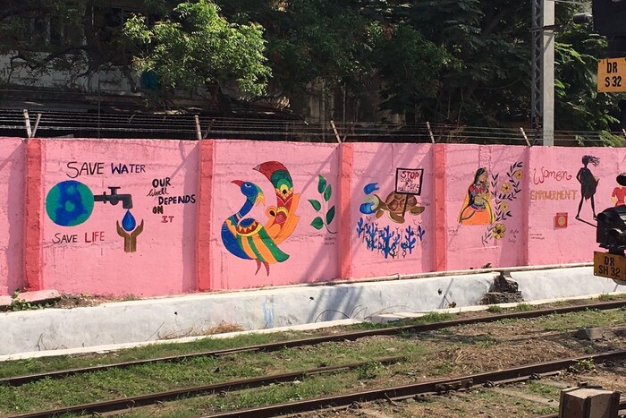 महिला सबलीकरणाचे संदेश देत विविध भित्तीचित्रे सुद्धा याठिकाणी रेखाटण्यात आली आहेत.