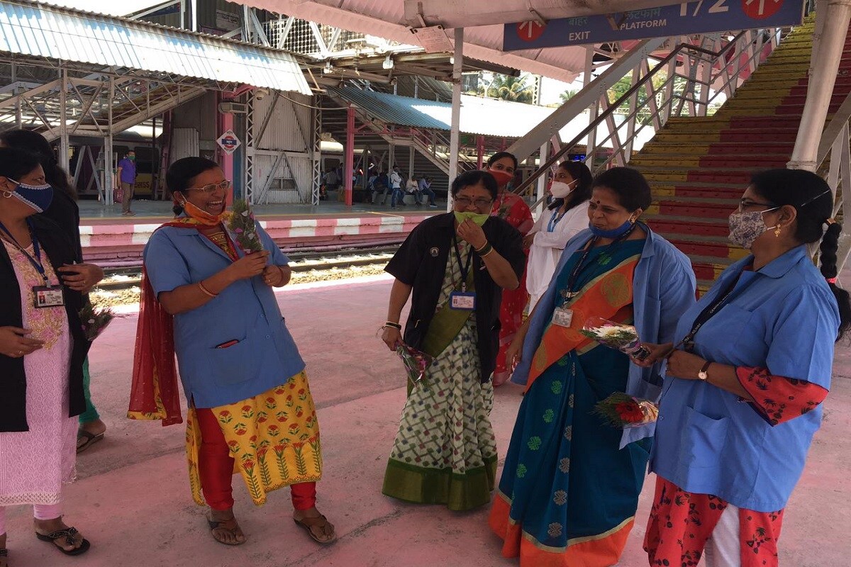 मुंबईची लाईफलाईन सांभाळणाऱ्या या महिलांच्या सन्मानासाठी रेल्वे प्रशासनाने हे माटुंगा रेल्वे स्थानक गुलाबी रंगात रंगवलं आहे. मुंबईची लाईफलाईन सांभाळणाऱ्या या महिलांच्या सन्मानासाठी रेल्वे प्रशासनाने हे माटुंगा रेल्वे स्थानक गुलाबी रंगात रंगवलं आहे.