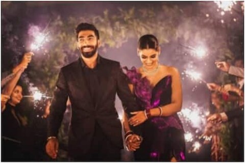 टीम इंडियाचा फास्ट बॉलर जसप्रीत बुमराहचं (Jasprit Bumrah) स्पोर्ट्स एँकर संजना गणेशनसोबत (Sanjana Ganesan) लग्न झालं. 15 मार्चला गोव्यामध्ये हे दोघंही विवाहबंधनात अडकले.