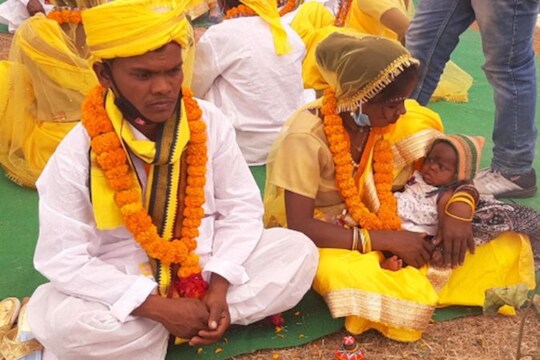 Live-in Relationship मध्ये राहाणारी 105 जोडपी अडकली विवाहबंधनात, लग्नासाठी का करावा लागतो इतका संघर्ष?