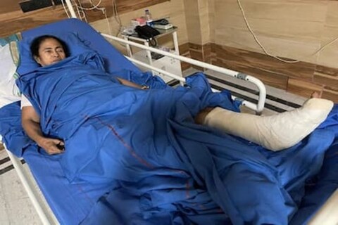 ममता बॅनर्जी (Mamata Banerjee) यांच्या पायाला दुखापत झाली असून हा आपल्यावर झालेला हल्ला असल्याचा दावा ममता यांनी केला होता. आता यासंदर्भात निवडणूक आयोगाला (Election Commission)  पाठवलेल्या अहवालात त्यांनी या चार - पाच लोकांचा कोणताही उल्लेख केलेला नाही. राज्य 

