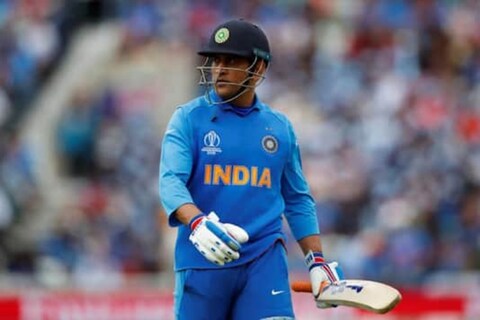 पाकिस्तानचे माजी क्रिकेटपटू रमीझ राजा (Ramiz Raja) यांनी त्यांचा मुख्य प्रशिक्षक मिसबाह उल हकवर (Misbah Ul Haq) निशाणा साधला आहे. मिसबाह उल हक गरिबांचा एमएस धोनी (MS Dhoni) असल्याचं वक्तव्य रमीझ राजा यांनी केलं आहे.