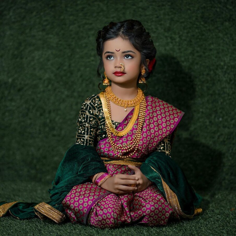 पण आता या मालिकेत एसीपी दिव्याची एण्ट्री झाली असून तिच्यासोबत तिची लहान मुलगी मायरा देखील सर्वांचं लक्ष वेधून घेत आहे. (Dev Manus Maira MimiCharvi Khadse/Instagram)