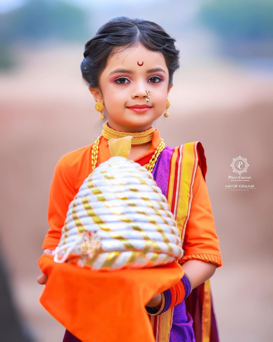तिनं बॉलिवूडचा भाईजान सलमान खान, अभिनेता वरुण धवन, दिलजीत दोसांज, अभिनेत्री सारा अली खान यांच्यासारख्या अनेक बॉलिवूड कलाकारांसोबत काम केलं आहे. (Dev Manus Maira MimiCharvi Khadse/Instagram)