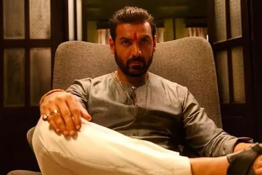 ‘OTT च्या कुबड्या वापरणार नाही’; जॉन अब्राहमनं ऑनलाईन चित्रपटांची उडवली खिल्ली  