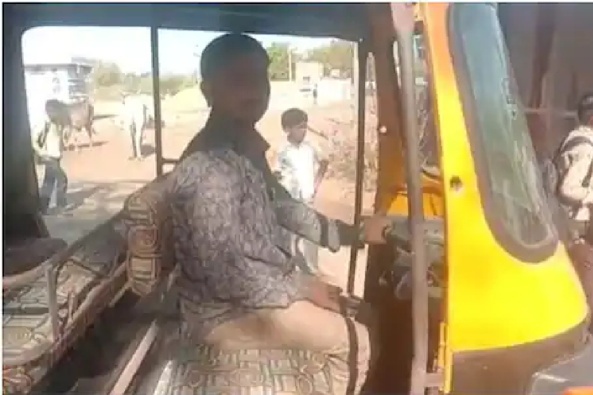 रिक्षाचालकानं केले कोट्यवधींचे व्यवहार? Income tax नं पाठवली 4 कोटींची नोटीस