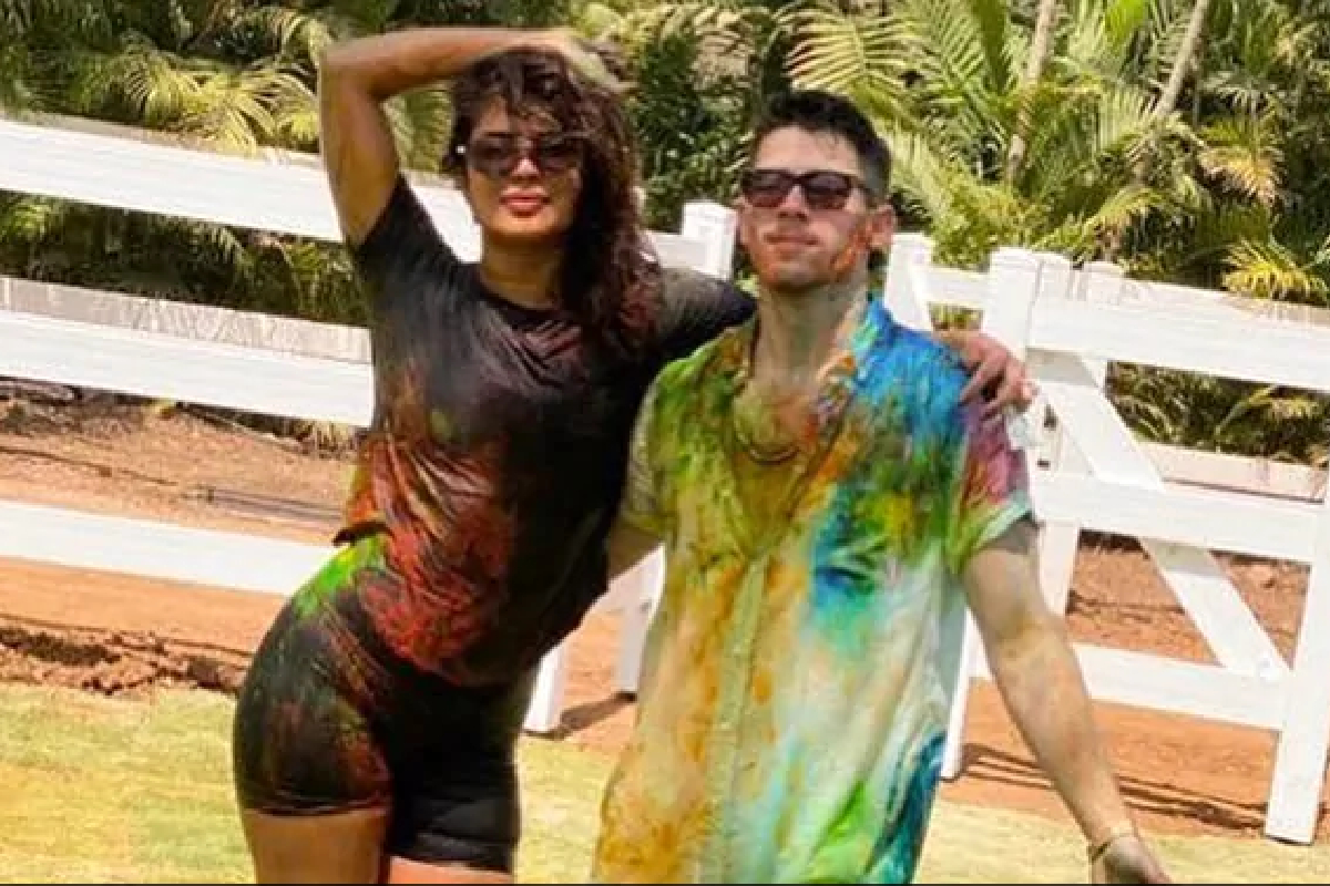 मुलांनी निकवर मारले रंगांचे फुगे; पाहा अंबानींच्या होळीत प्रियांकाची धम्माल